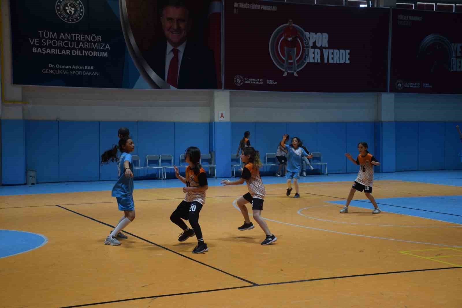 Hentbol m&uuml;sabakaları sona erdi
