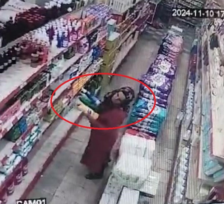 Temizlik malzemesi çalan kadın kameraya yansıdı

