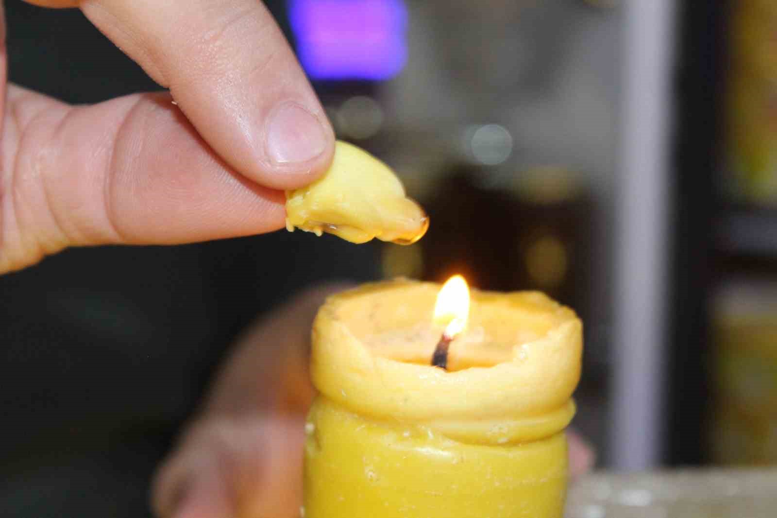 Siirt&rsquo;te arıların &uuml;rettiği bal mumu şifa dağıtıyor
