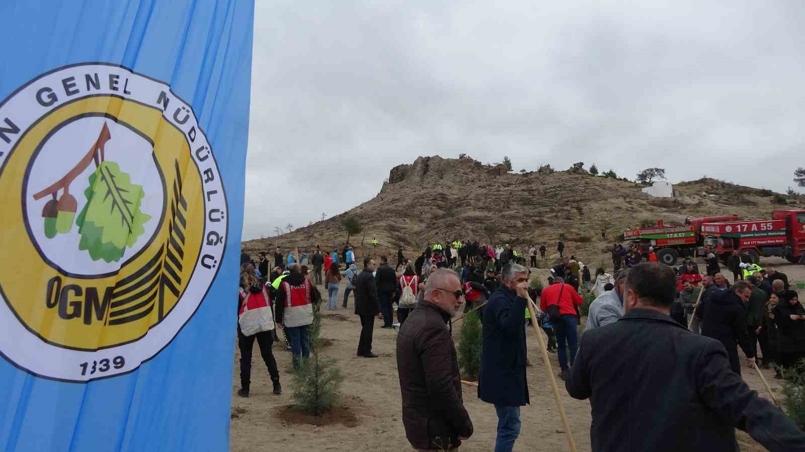 &Ccedil;anakkale&rsquo;de Milli Ağa&ccedil;landırma G&uuml;n&uuml; &ccedil;er&ccedil;evesinde 34 bin 500 bin fidan toprakla buluştu
