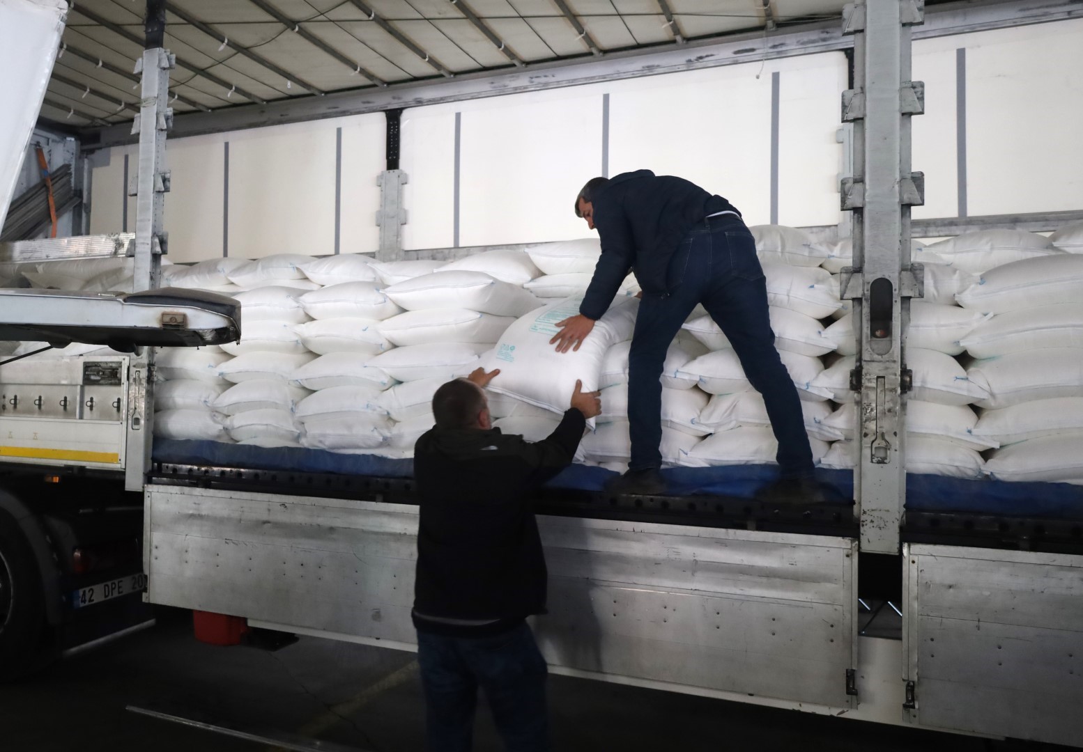 Üreticilere 169 ton arı yemi desteği