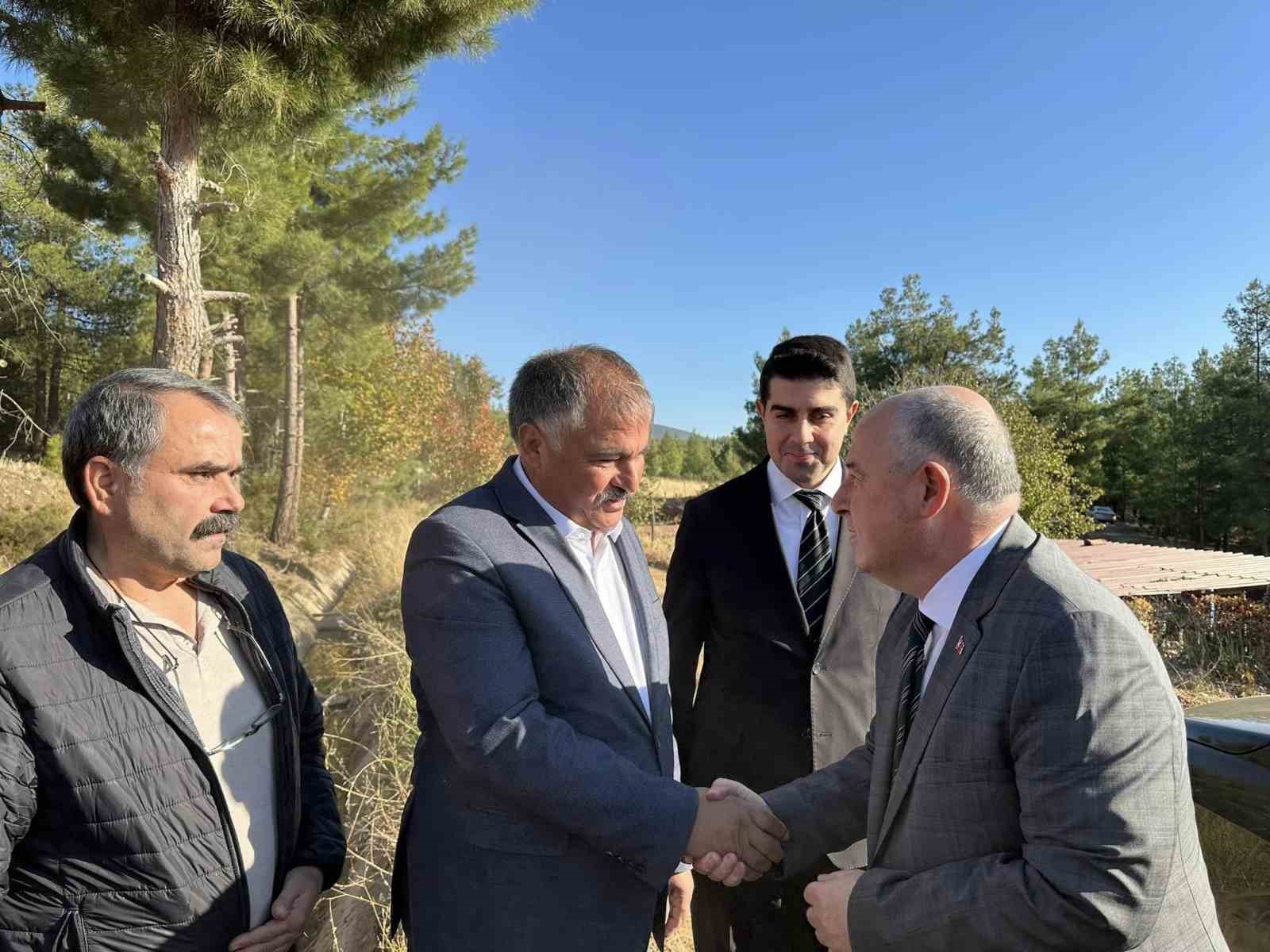 Vali Coşkun, Beyağa&ccedil;&rsquo;ta zeytin hasadına katıldı
