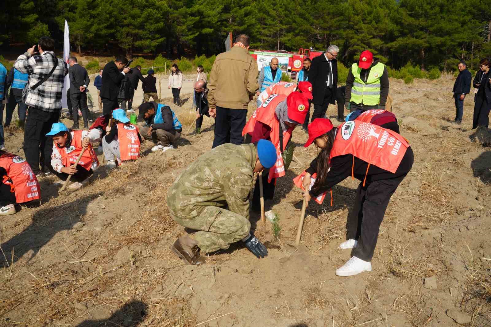 Kazdağları’nda Mili Ağaçlandırma Günü’nde fidanlar toprak ile buluştu
