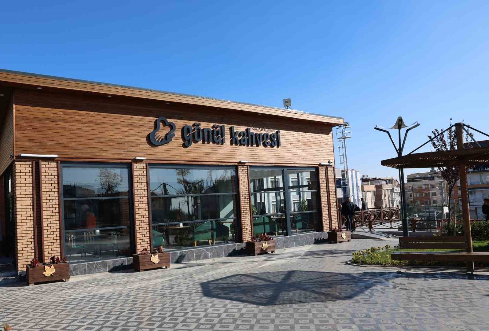 Gönül Kahvesi’nin "özel" garsonları
