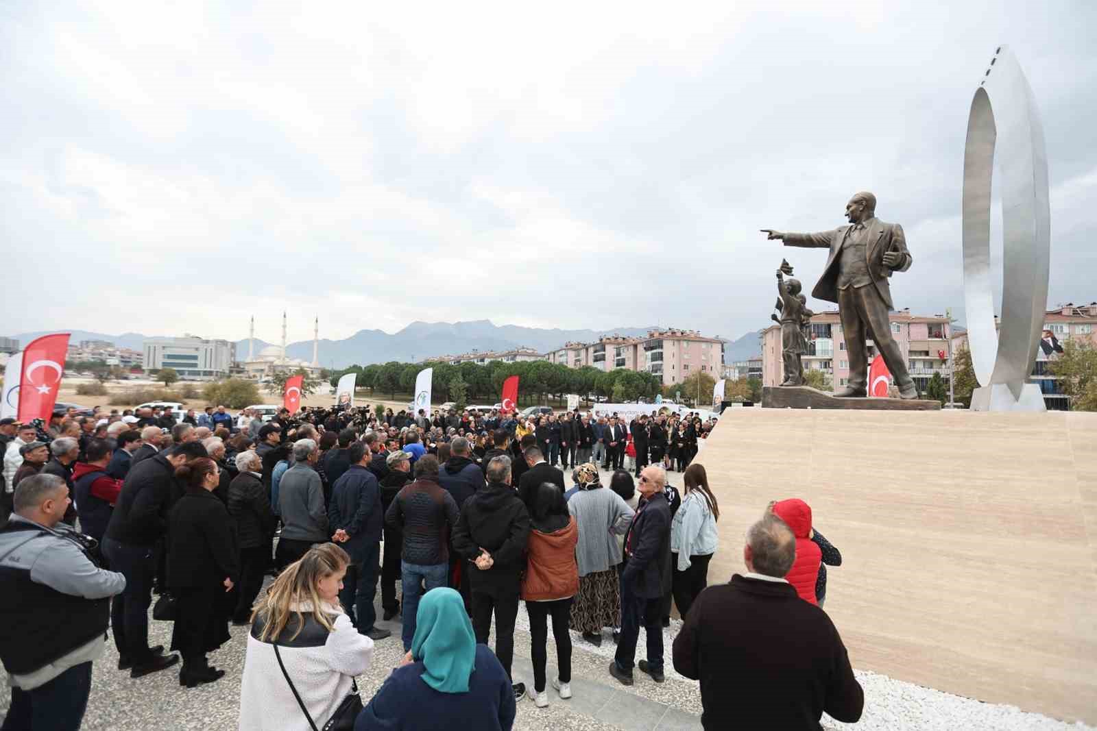 Başkan Doğan, Merkezefendi&rsquo;den sonsuzluğa uzanan 100. Yıl Meydanını hizmete a&ccedil;tı
