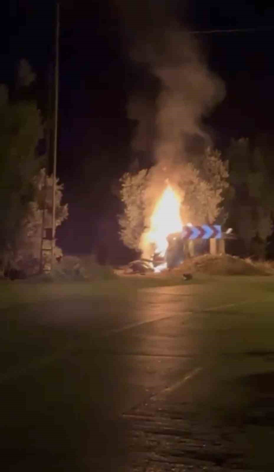 Bursa&rsquo;da kaza yapan otomobil alev alev yandı