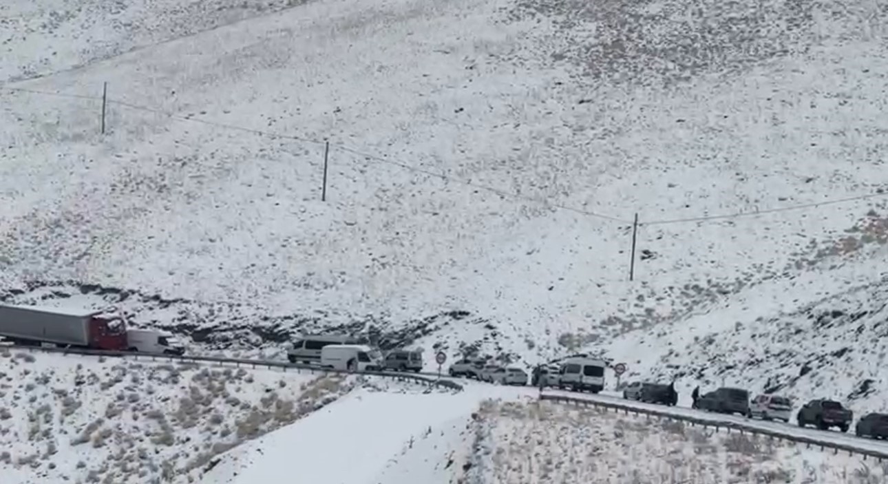 Güzeldere Geçidi’nde kar yağışı: Onlarca araç yolda kaldı