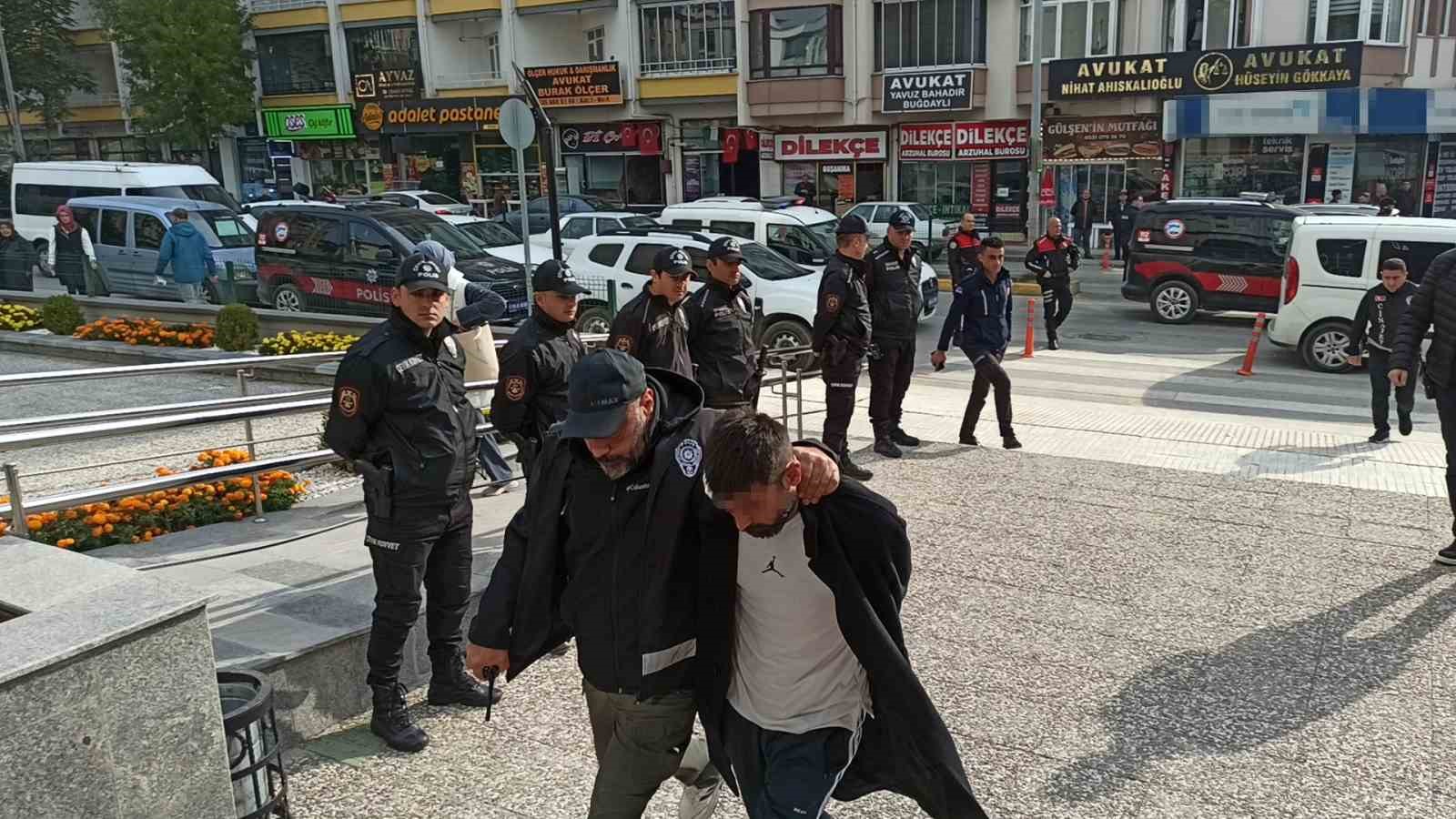 Akrabasını öldüren katil zanlısı adliyeye sevk edildi