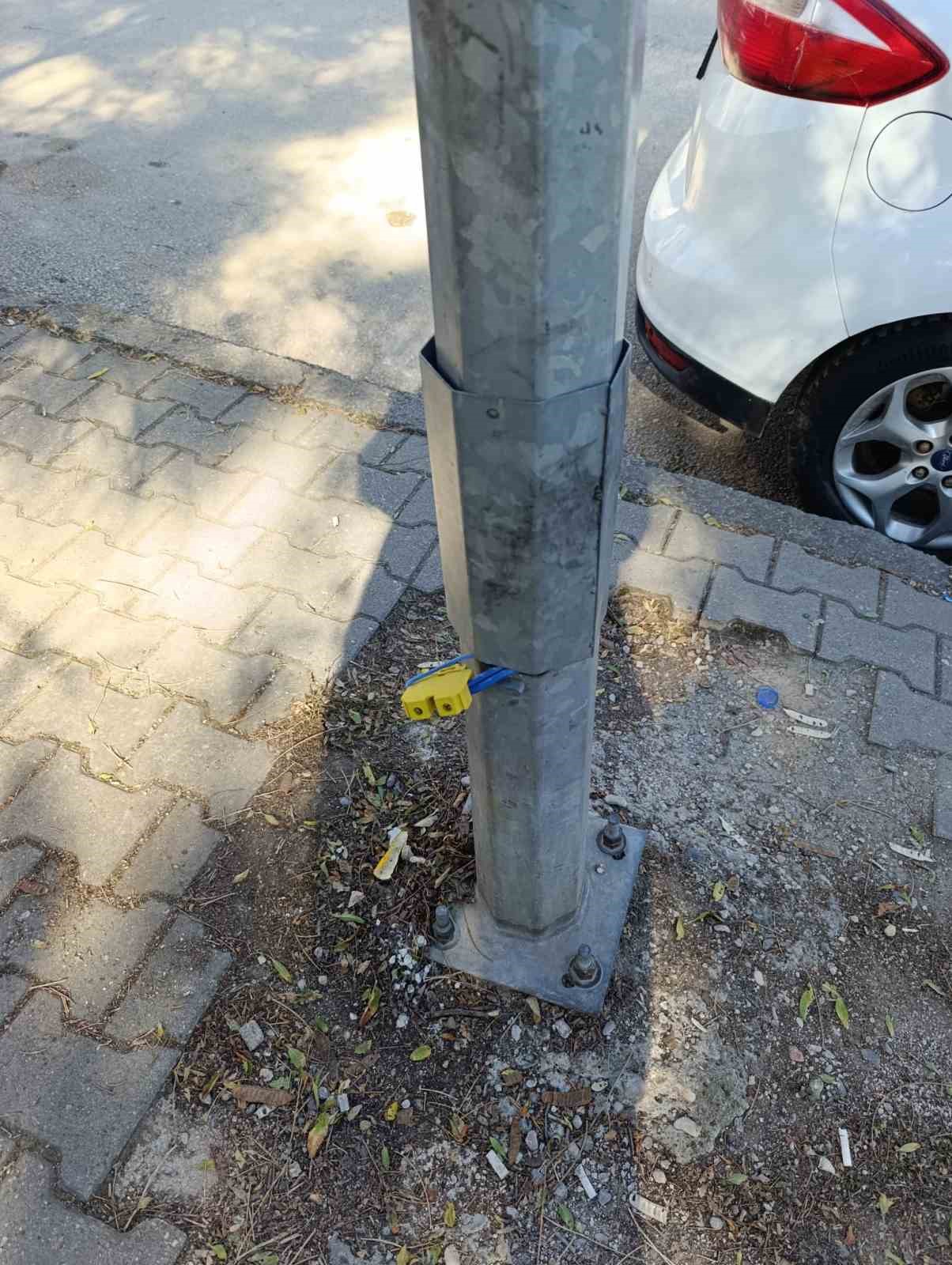 Bu aydınlatma direği onarım bekliyor
