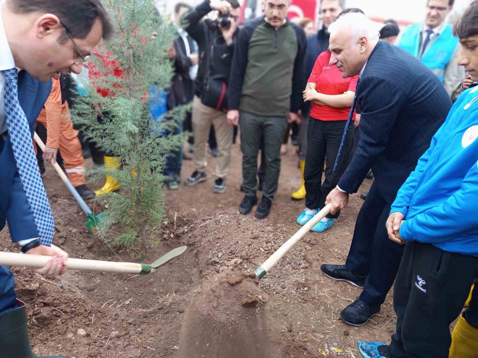 Diyarbakır’da fidanlar toprakla buluştu