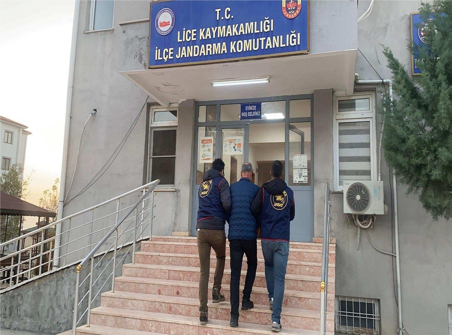 JASAT ekipleri aranan 2 kişiyi yakaladı