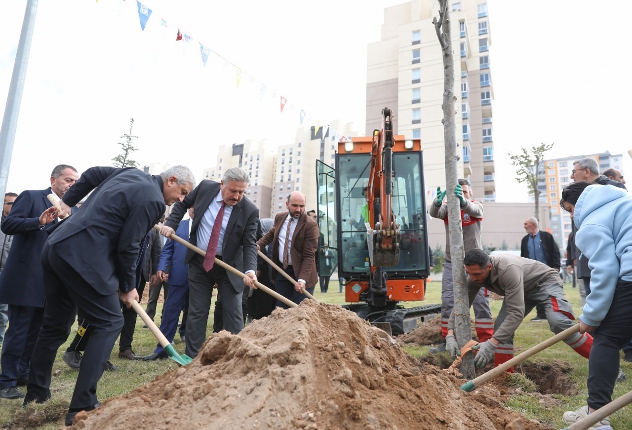 Başkan Palancıoğlu’nun yeşil projesi: “Melikgazi’de fidan değil: ağaç dikiyoruz”