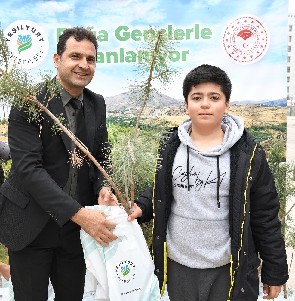 Yeşilyurt’ta bin adet çam fidanı dağıtıldı
