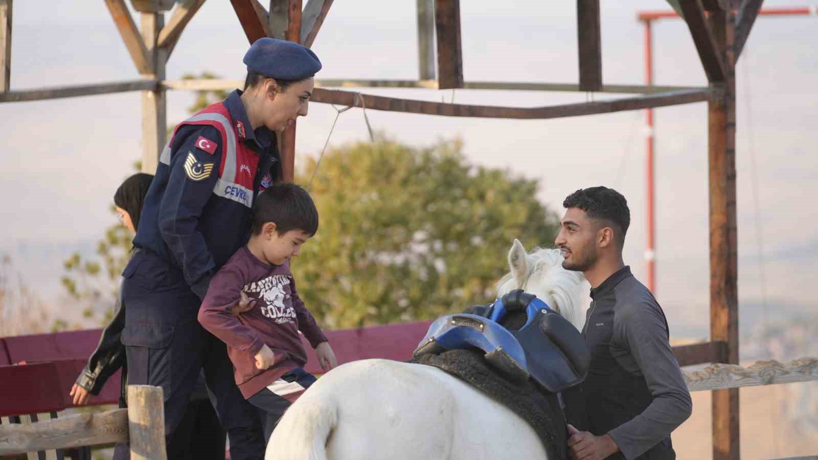 1744 rakımlı zirvede fidanlar toprakla buluştu, gökyüzü uçurtmalarla renklendi
