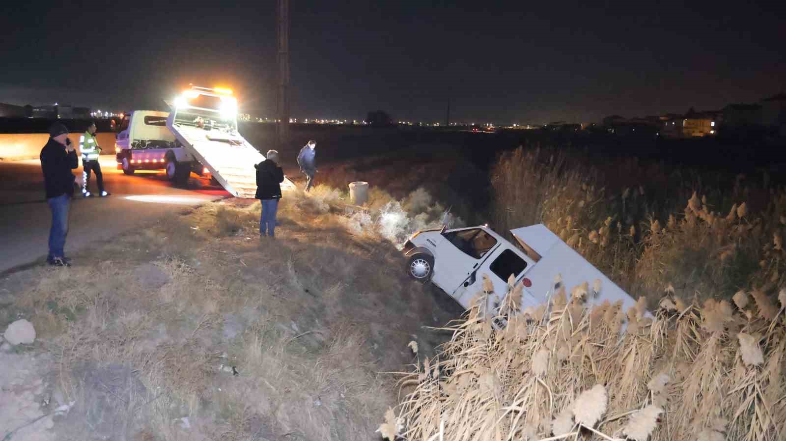 Aksaray’da otomobilin çarptığı kamyonet sulama kanalına düştü: 4 yaralı
