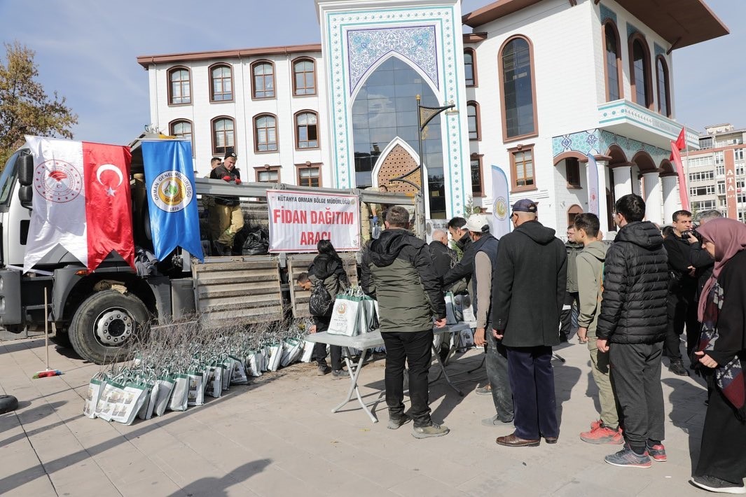 Kütahya’da vatandaşlara 2 bin 500 fidan dağıtıldı