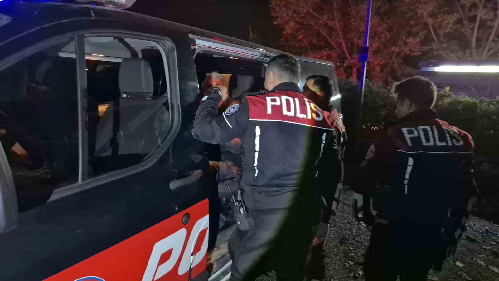 Polisin dikkati ırmak yatağına düşen şahsı kurtardı
