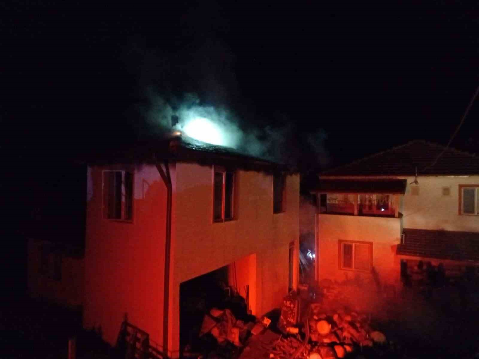 Bilecik&rsquo;te &ccedil;atı yangını yan eve sı&ccedil;ramadan s&ouml;nd&uuml;r&uuml;ld&uuml;
