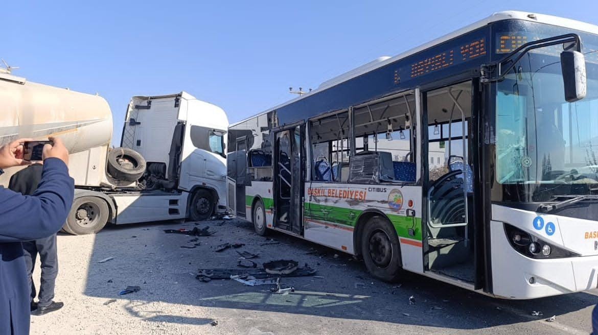 Elazığ’da halk otobüsü ile tır çarpıştı: 6 yaralı
