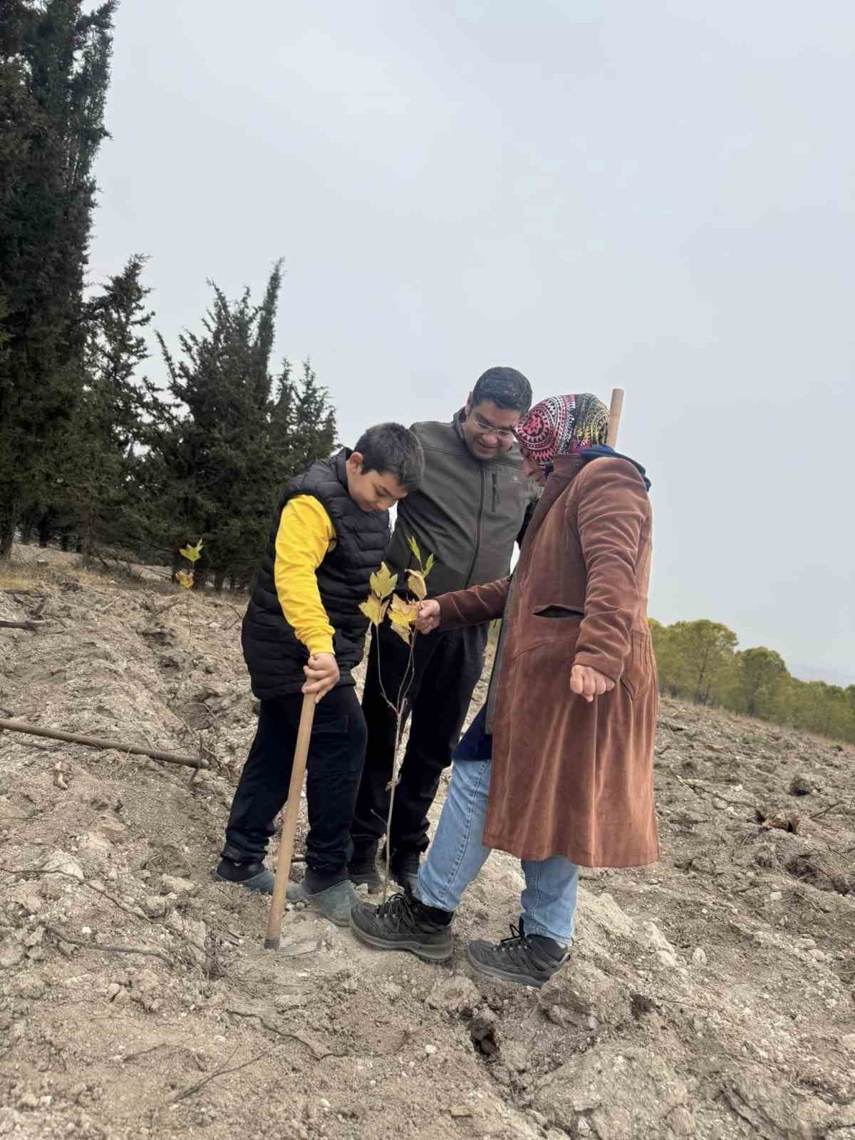 Balıkesir Ülkü Ocakları, Milli Ağaçlandırma Günü’nde Türk Gençliğiyle ağaç dikti
