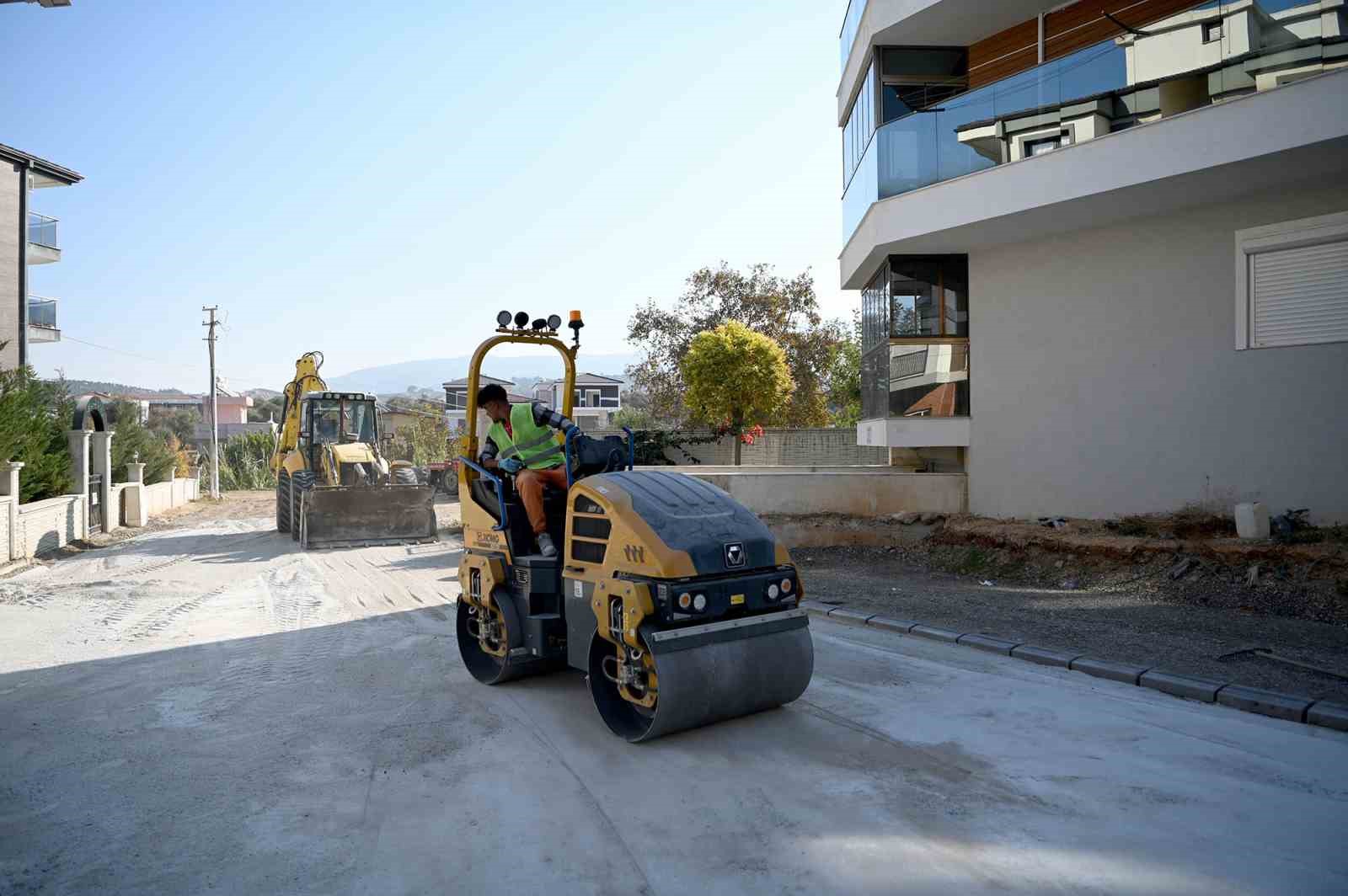 Kuşadası Belediyesi’nden kesintisiz yol mesaisi
