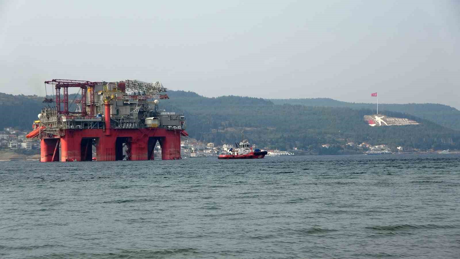 ‘Transocean Barents’ Petrol Platformu Çanakkale Boğazı’ndan geçti
