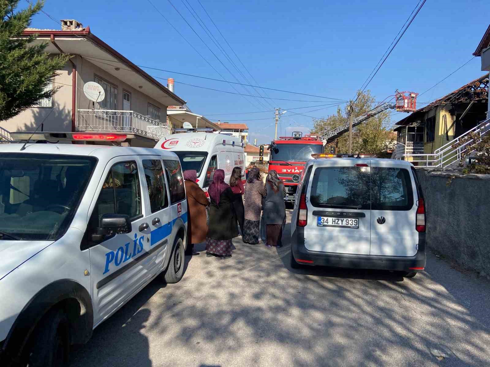 İki katlı müstakil evde yangın: 7’si çocuk 9 kişi dumandan etkilendi
