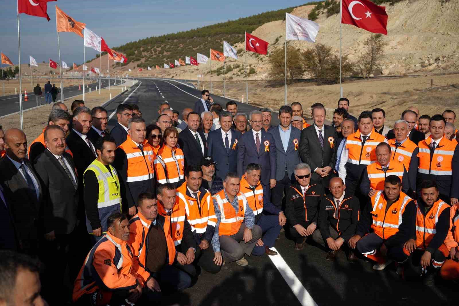 Bakan Uraloğlu: "İç Anadolu ve Batı Akdeniz arasında en kısa ulaşım imkanını tesis ederek, ülkemizin iç kesimleriyle güney kesimi arasında daha hızlı ve konforlu ulaşımı sağlamış olacağız”