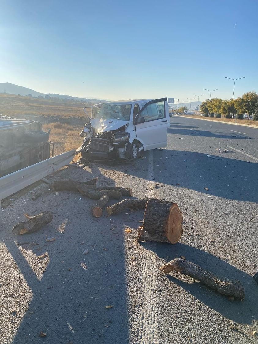 Elazığ’da minibüs ile kamyonet çarpıştı: 2 yaralı
