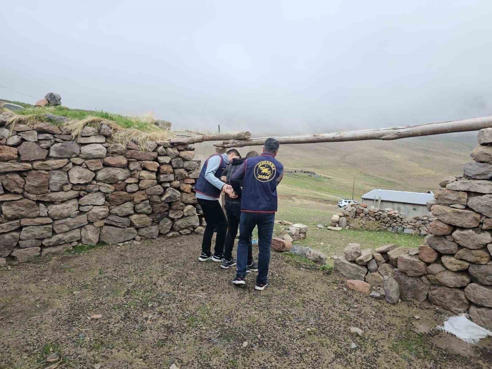 Iğdır’da 10 yıl üzeri hapis cezası bulunan 3 şahıs yakalandı
