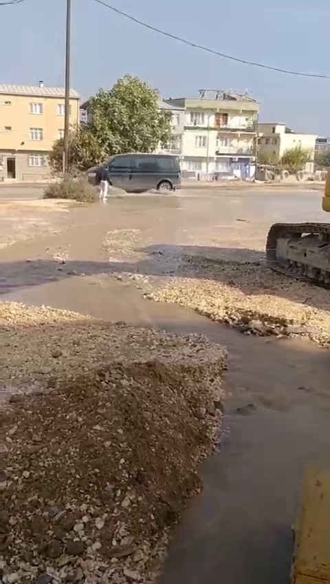 Su borusu patladı, caddeler göle döndü
