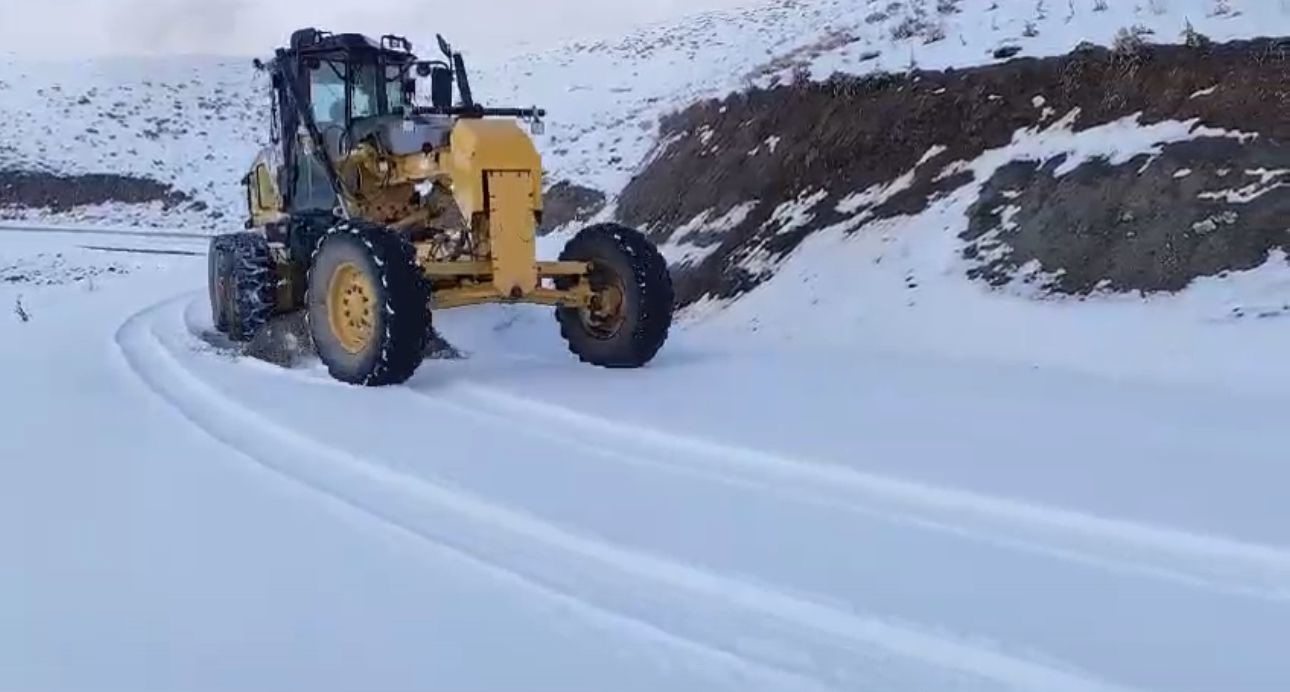 Şırnak’ta mevsimin ilk karı köy yolunu kapattı, ekipler seferber oldu