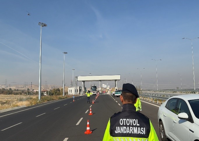 Otoyol jandarması cayrokopter ile Denizli-Aydın otoyolunda havadan denetim yaptı
