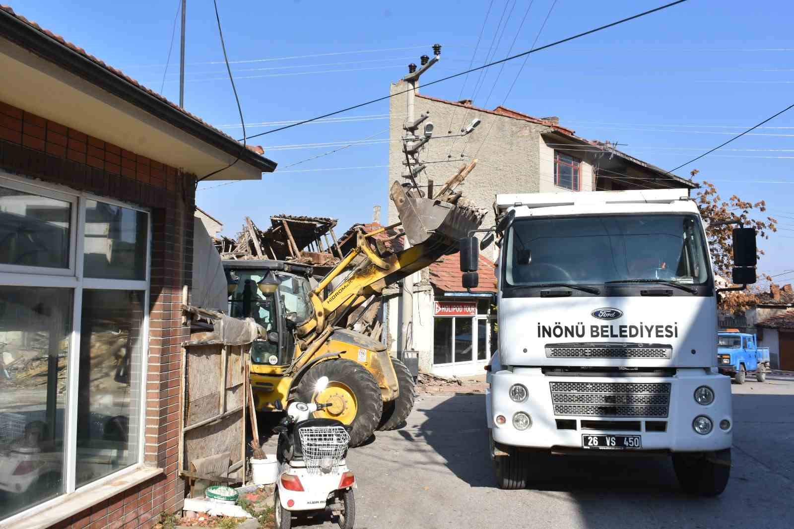 İnönü’de tehlike saçan metruk bina yıkıldı