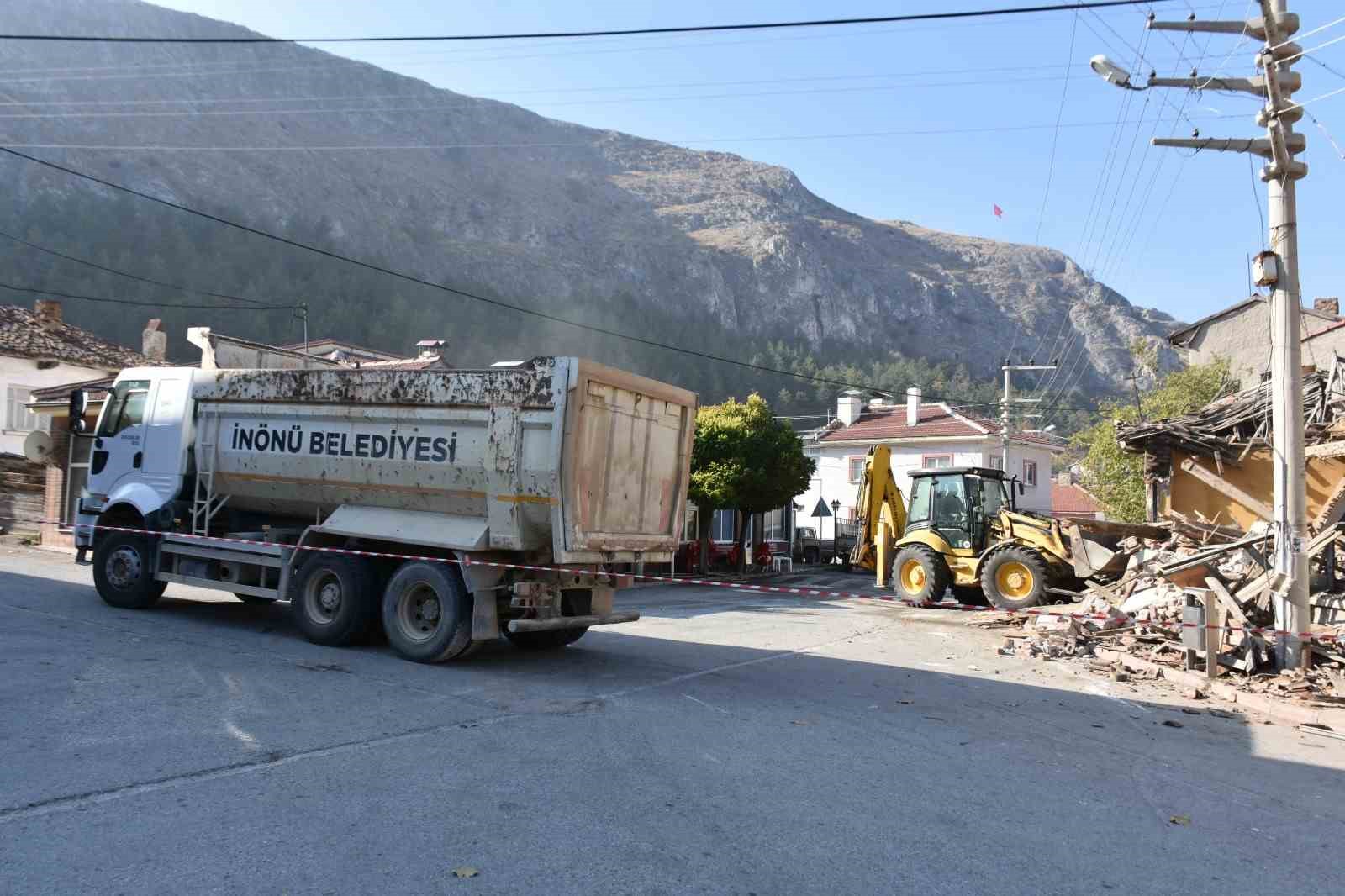 İnönü’de tehlike saçan metruk bina yıkıldı
