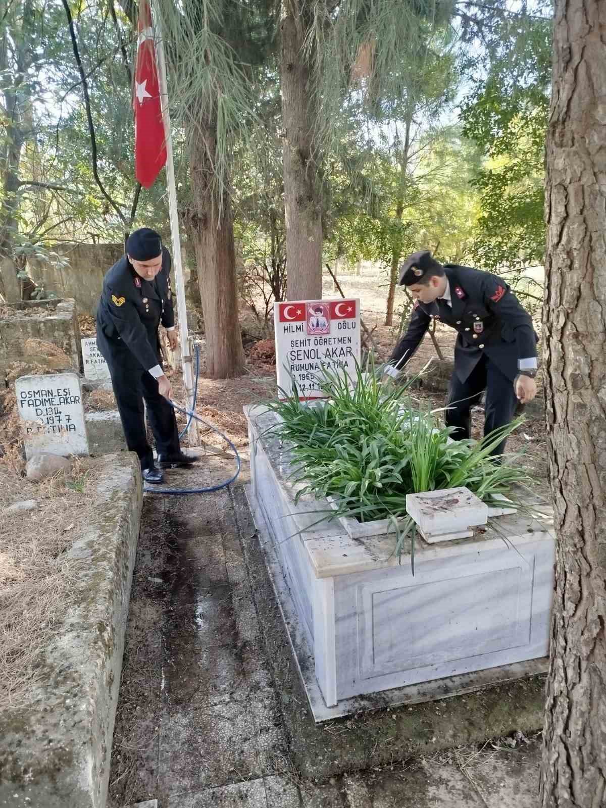 Türkiye’nin ilk şehit öğretmeni mezarı başında anıldı