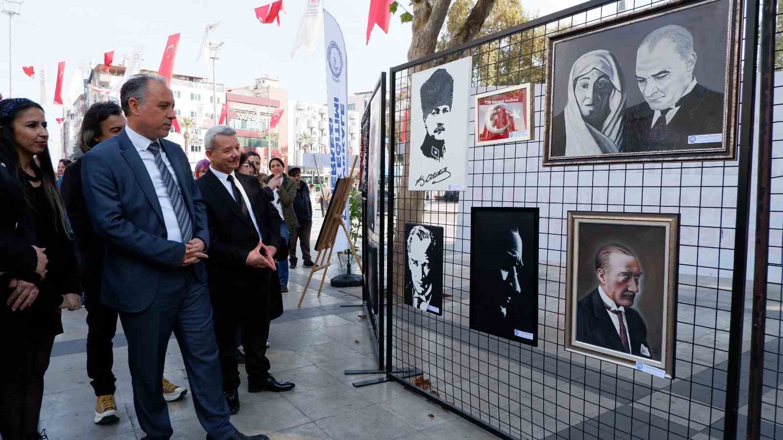 Atatürk’ü anlatan resimler duygusal anlar yaşattı