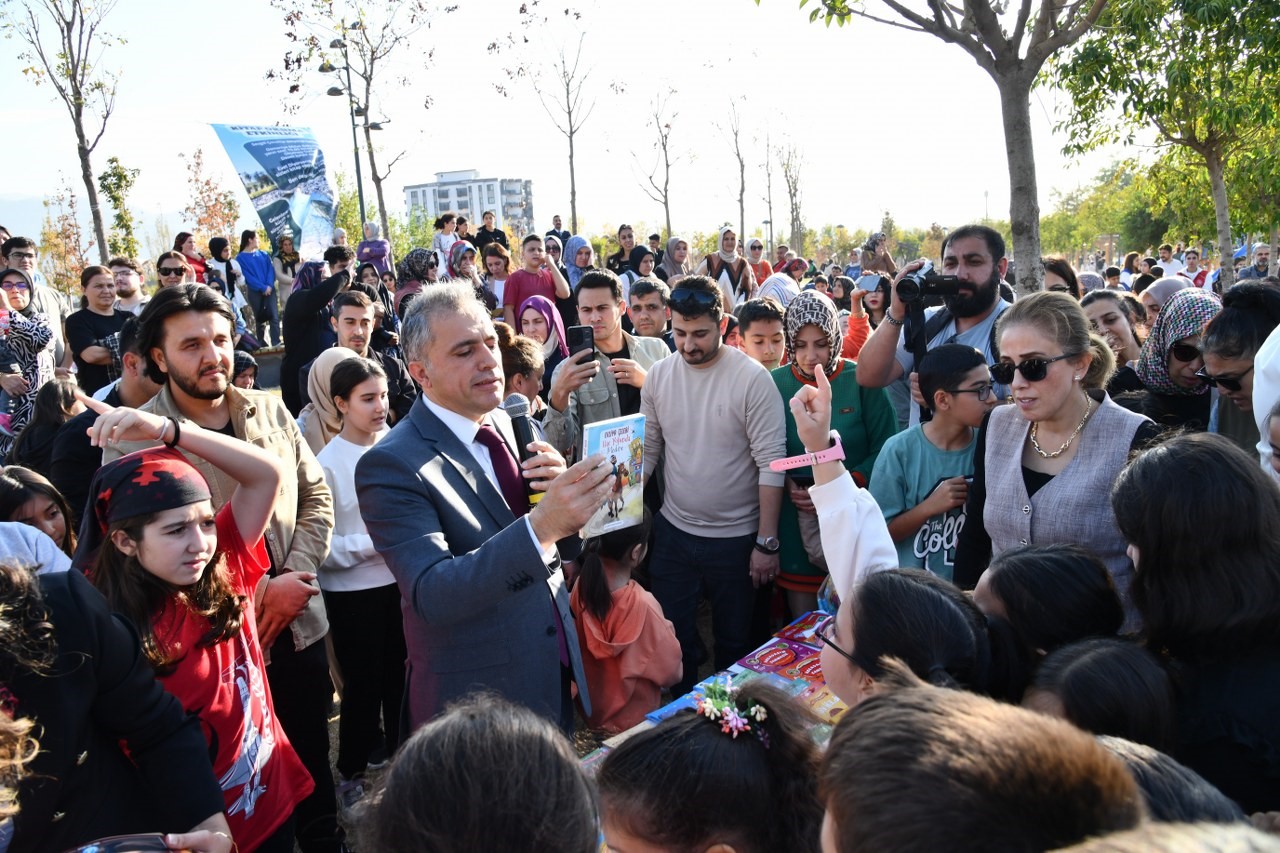 Osmaniye Millet Bahçesi kitap kurtlarını ağırladı
