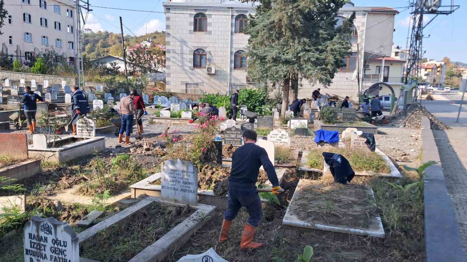 Trabzon’da mezarlıklardaki afet hasarları giderildi
