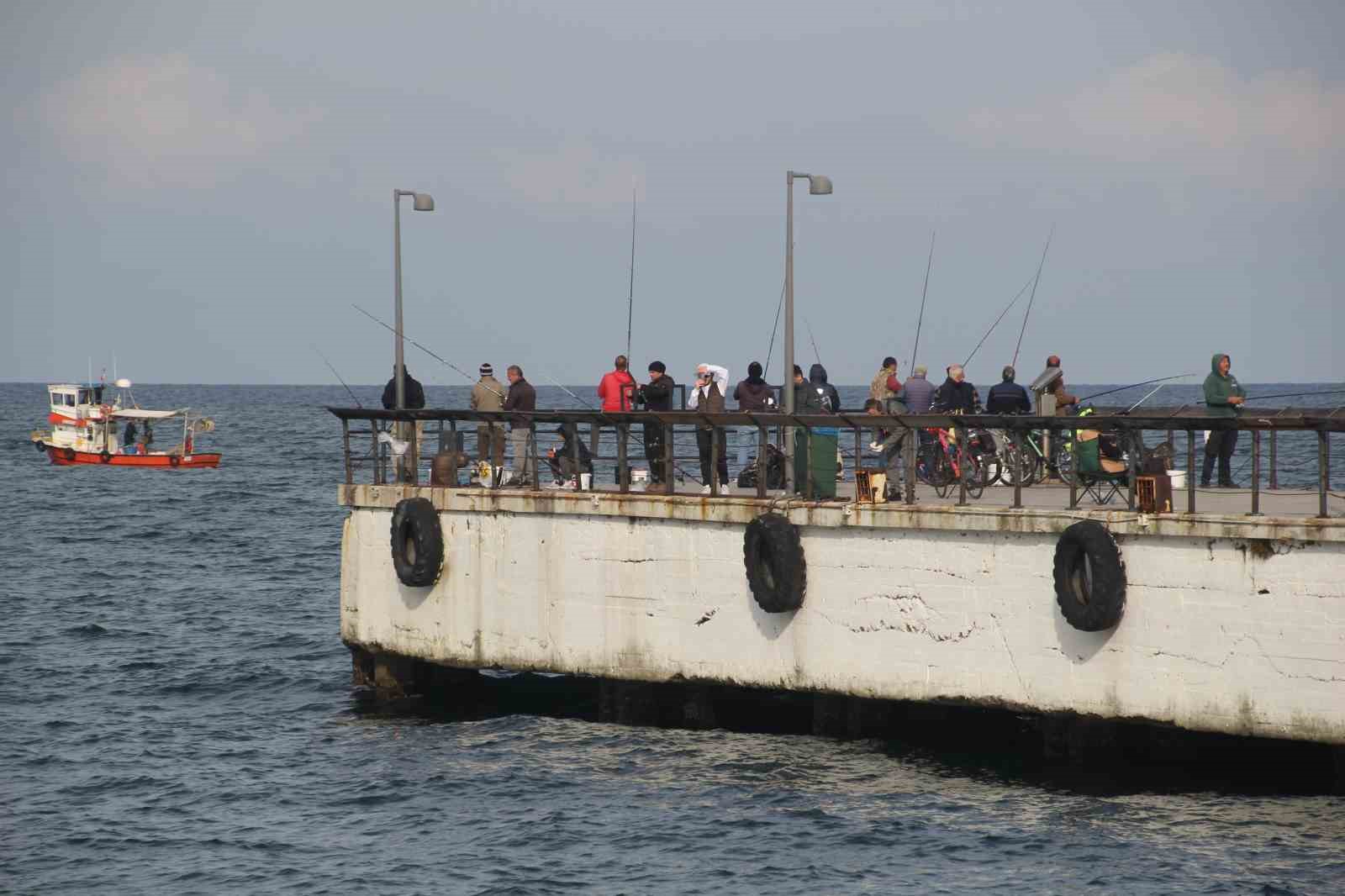 Ordu’da amatör balıkçılar rıhtıma akın etti
