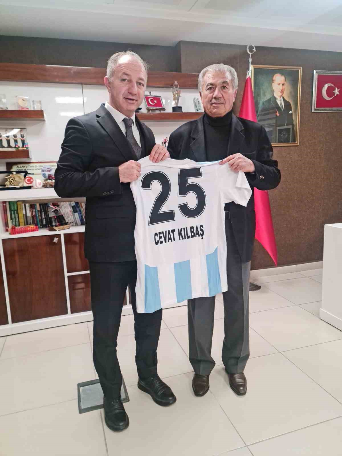 Kılbaş’a forma hediye etti
