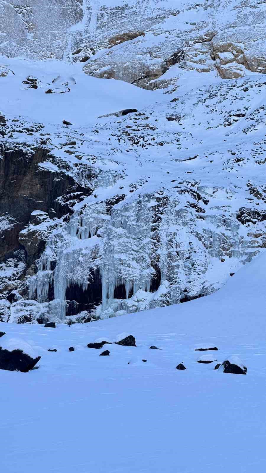 Hakkari’de 20 bin yıllık buzul bölgesinde muhteşem manzaralar oluştu
