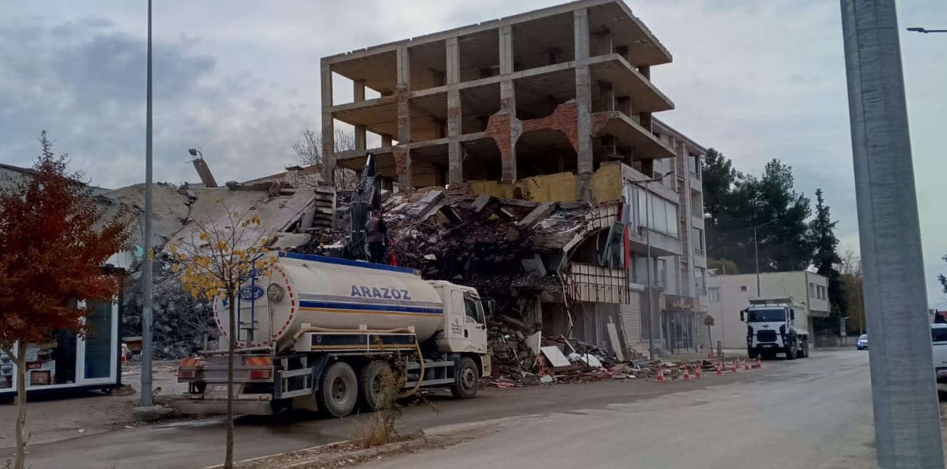 Gölbaşı’nda ağır hasarlı binaların yıkımı sürüyor