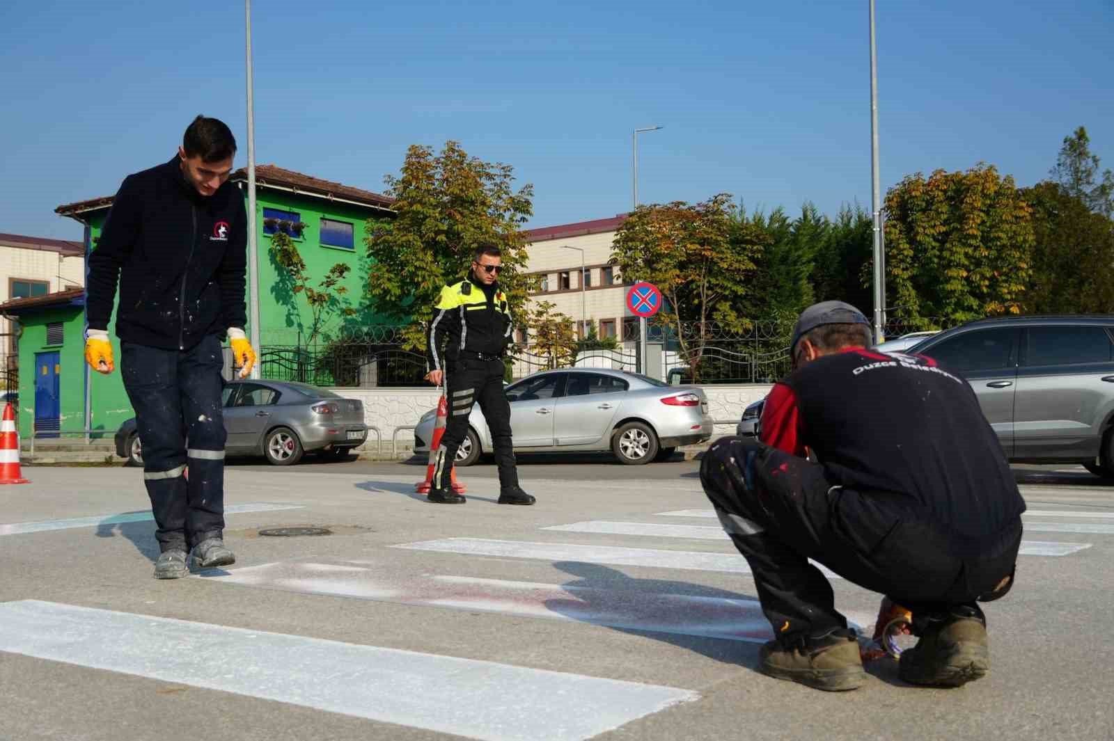 Düzce’de yaya çizgileri yenilendi
