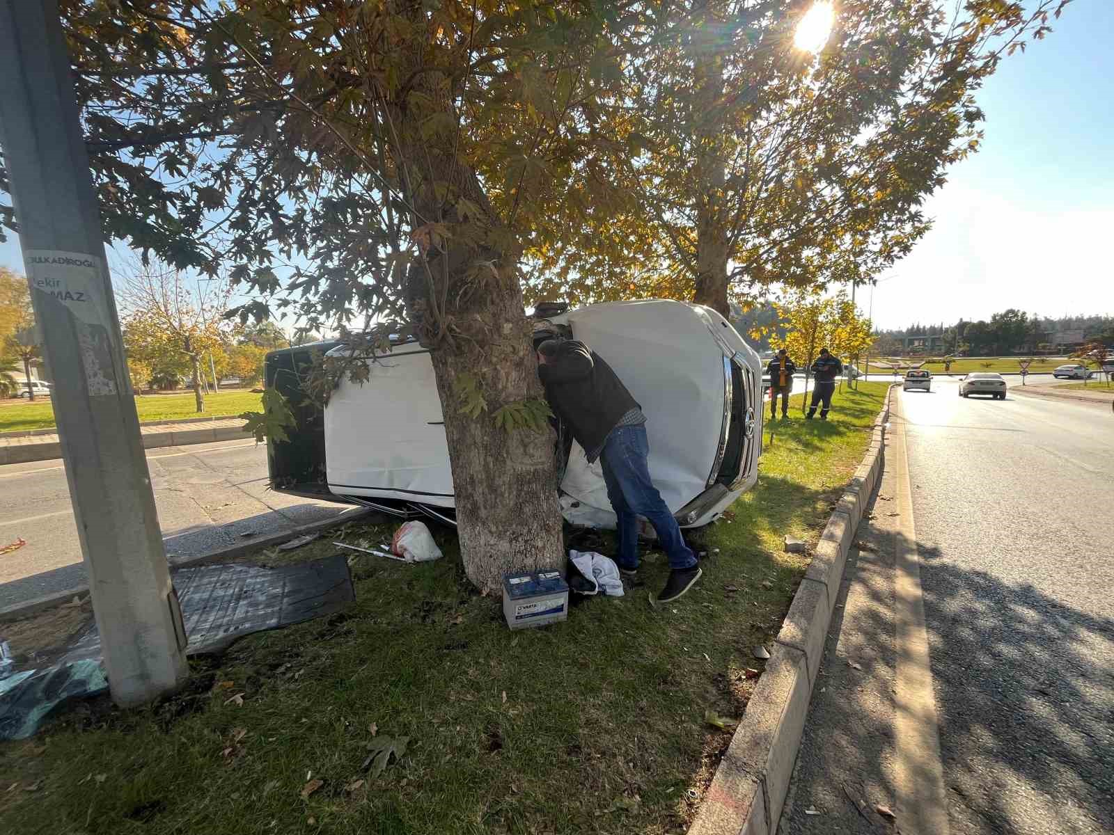 Kontrolden çıkan kamyonet refüje çıkıp devrildi: 2’si ağır 5 yaralı