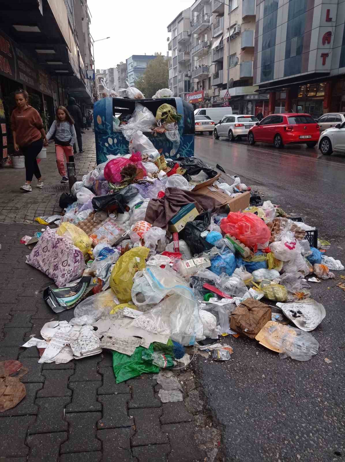 Buca’da belediye çalışanları iş bıraktı, ilçede çöp yığınları oluştu
