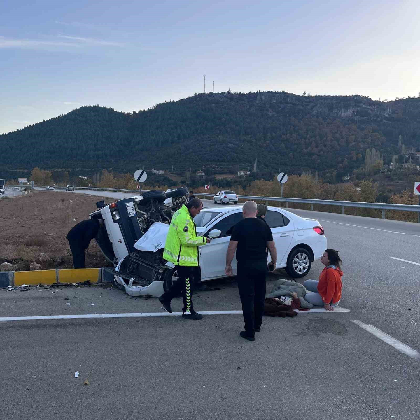 Isparta’da otomobil ile midibüs kavşakta çarpıştı: 5 yaralı