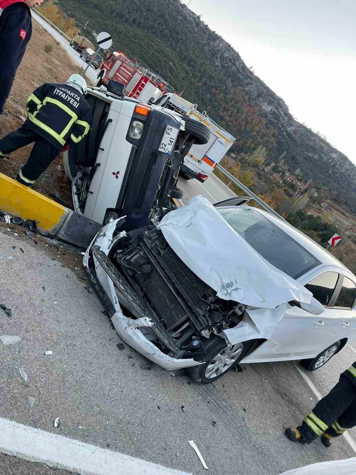 Isparta’da otomobil ile midibüs kavşakta çarpıştı: 5 yaralı
