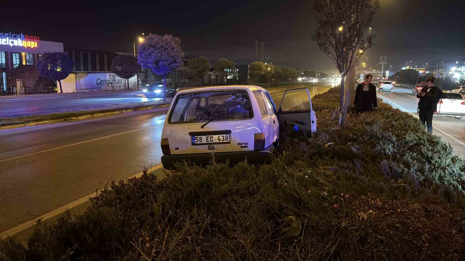 Otomobil ile çarpışan Tofaş fırlayarak refüje uçtu: 3 kişi yaralandı
