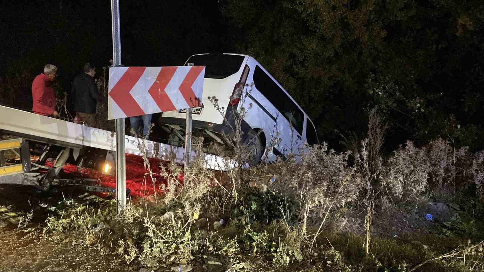 İnegöl’de kontrolden çıkan minibüs dere yatağına uçtu
